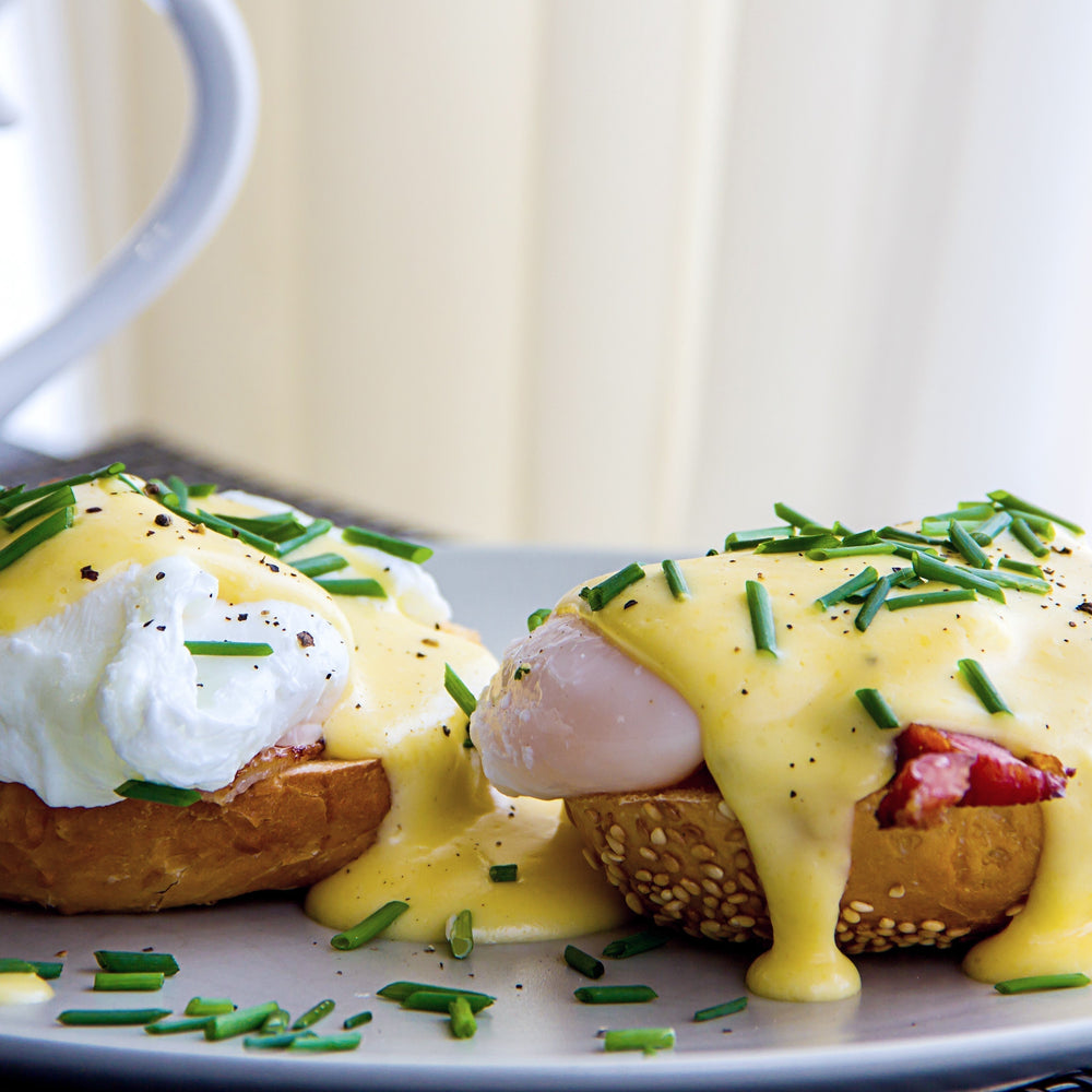 eggs benedict with english back bacon rashers