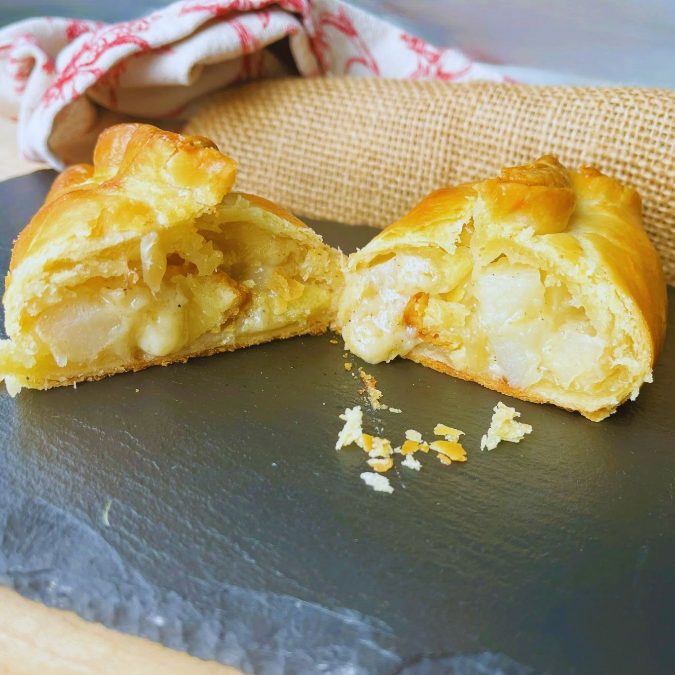 Jolly Posh Cheddar Cheese & Caramelised Onion Pasty: 8oz